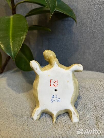 Фарфоровая статуэтка 