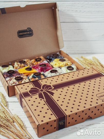 Подарочный набор орехов и сухофруктов бокс
