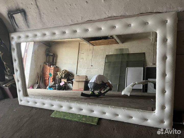 Зеркало в каретной стяжке со стразами