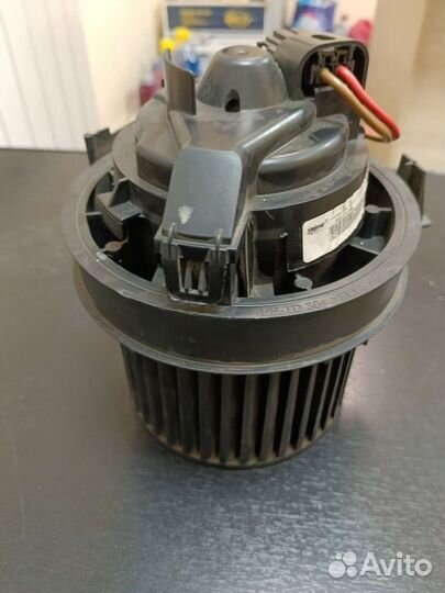 Мотор отопителя duster 272100975R