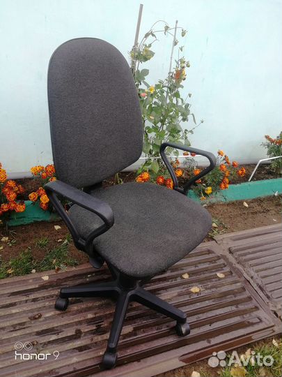 Стул офисный на колесах