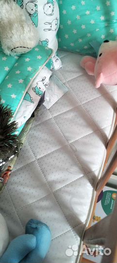 Детская кроватка с маятником и ящиком