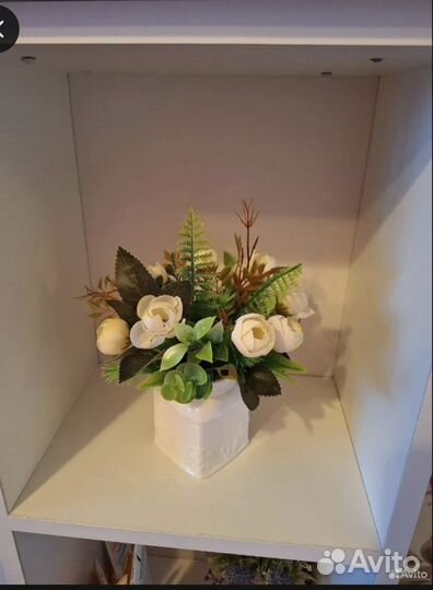 Композиция из искусственных цветов