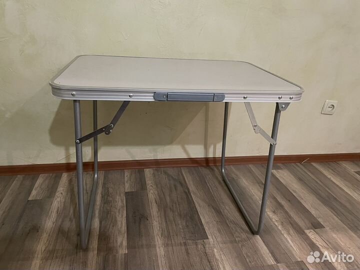 Стол и стулья для отдыха на природе