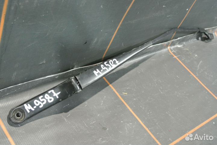 Поводок стеклоочистителя правый -Skoda Rapid