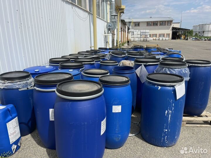 Бочка пластиковая и металлические