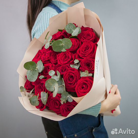 Красные розы с эвкалиптом букет