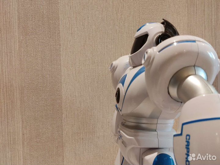 Робот на пульте управления