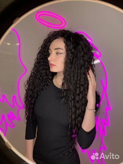 Модель на афрокудри