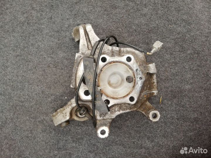 Кулак поворотный задний правый Nissan Teana J31