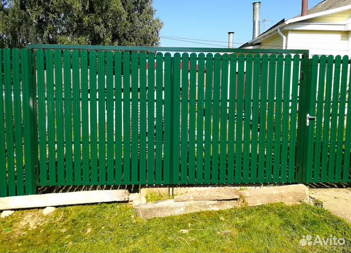 Забор из евроштакетника работа по договору качеств