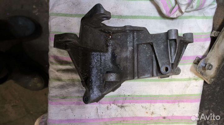 Кронштейн генератора Audi 100C4 054145523B