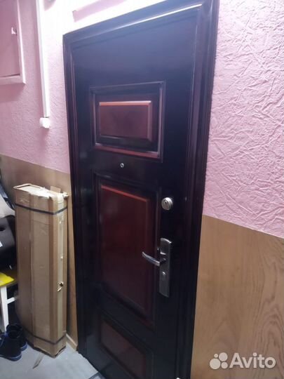Дверь входная металлическая с ключом