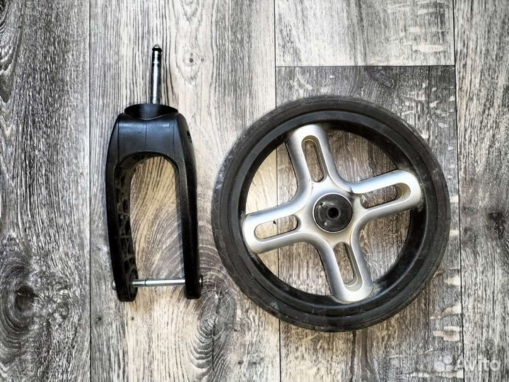 Колесо для коляски поворотное 24см