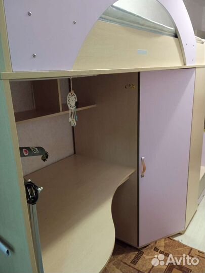 Кровать чердак со столом и шкафом