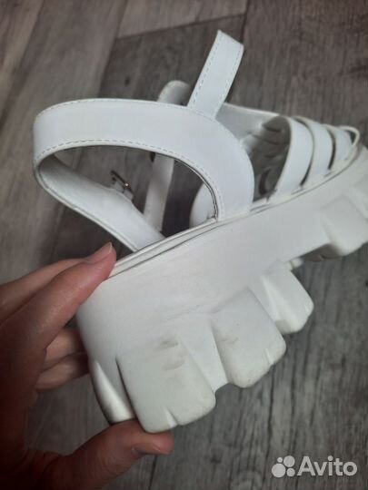 Сандали новые