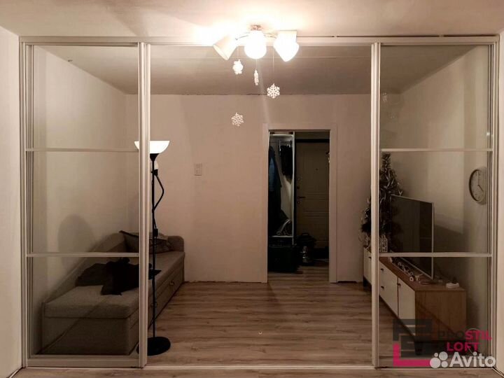 Стеклянная перегородка для зонирования комнат в Москве