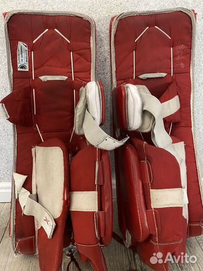 Щитки хоккейного вратаря