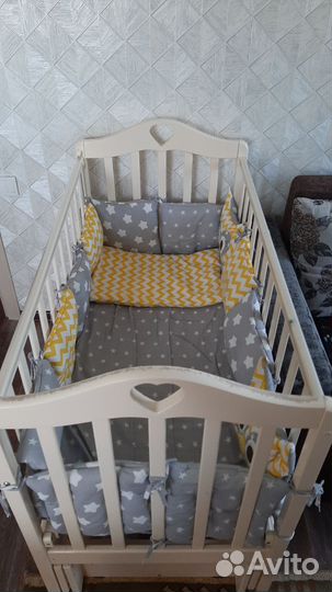 Детская кроватка с маятником