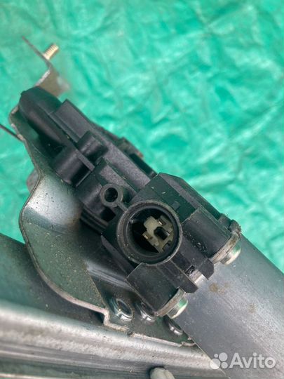 Стеклоподъемник передний правый Renault Logan