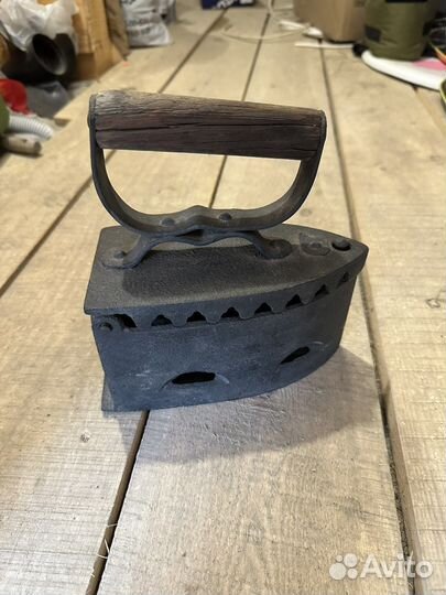 Старинный угольный утюг