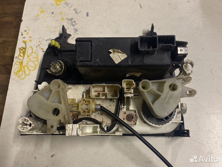 Блок управления отопителем Toyota Matrix 02-07