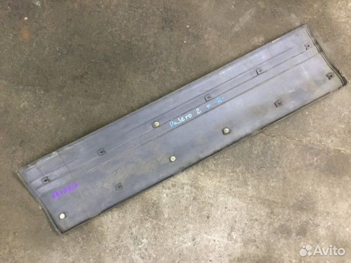 Накладка двери передней правой Mitsubishi Pajero