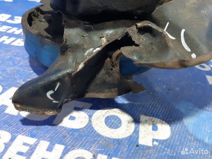 Передний правый поворотный кулак Toyota Matrix