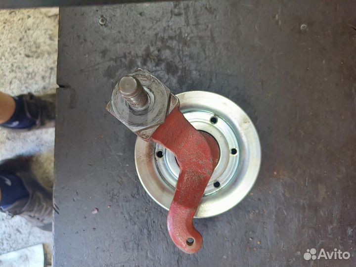 Кронштейн +ролик натяжителя ремня Volvo F12