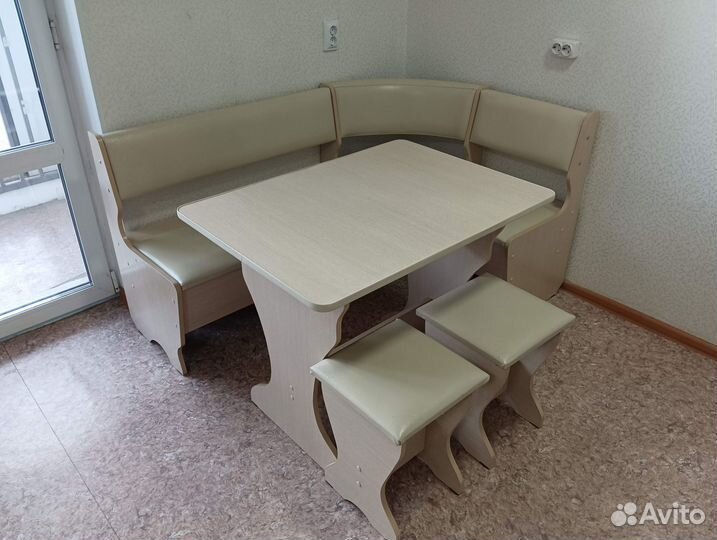 Кухонный уголок + стол + 2 табурета