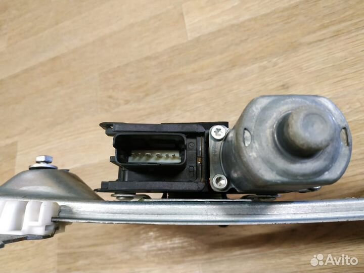 Электростеклоподъемник задний правый Peugeot 308