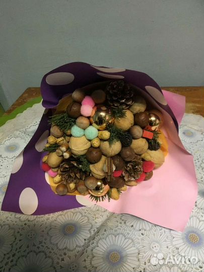 Букет из орехов