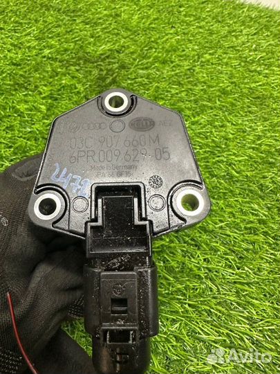 Датчик уровня масла в двигателе Volkswagen Golf