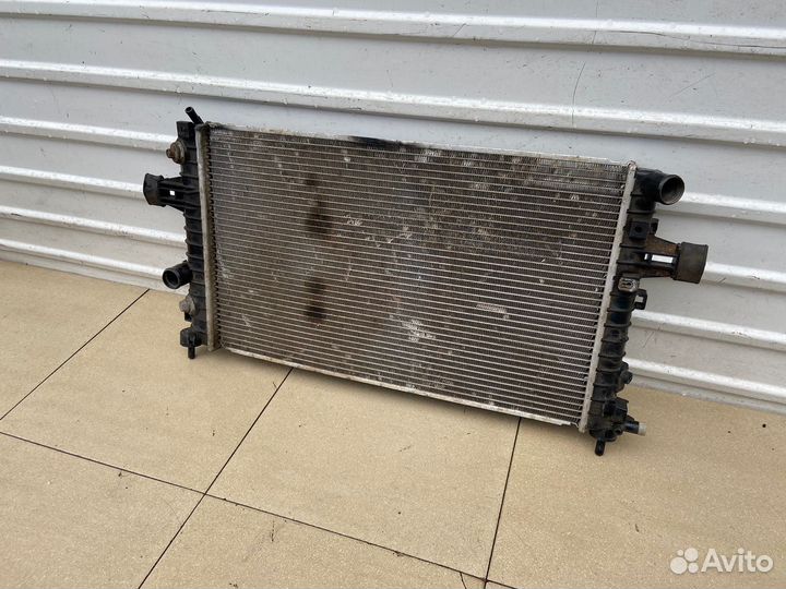Радиатор охлаждения Opel Astra H