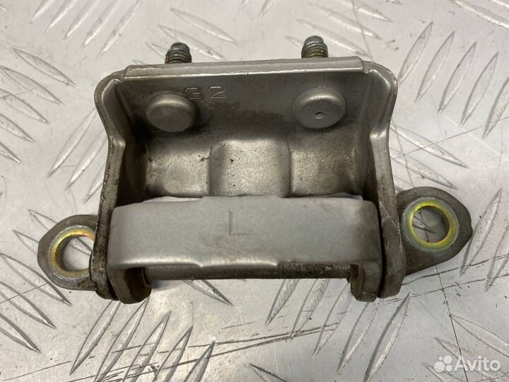 Б/У петля двери задний левый Nissan Teana J31