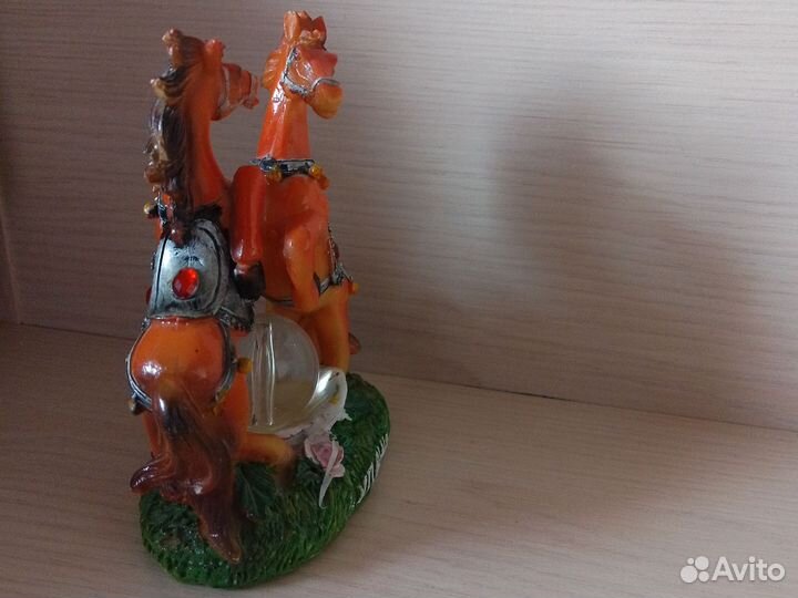 Статуя лошадок