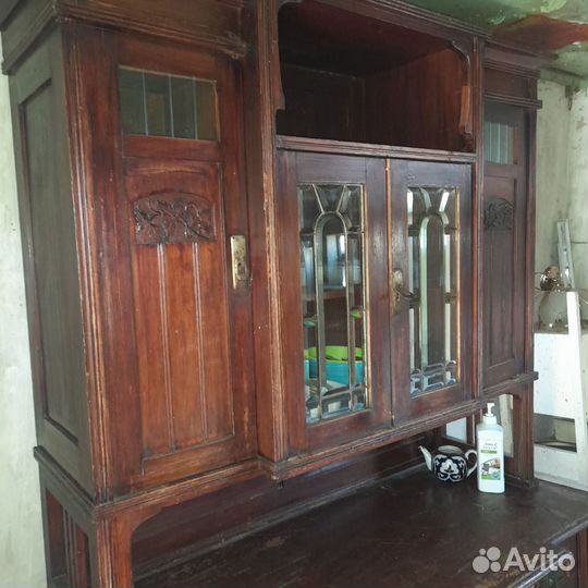 Старинный антикварный шкаф буфет