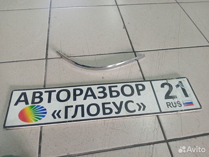 Молдинг фонаря правого Toyota Land Cruiser 200