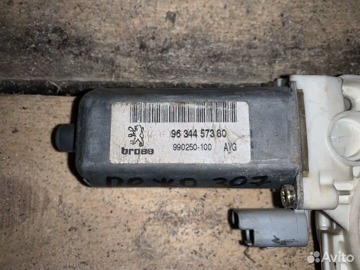 Мотор стеклоподъемника левый Peugeot 307