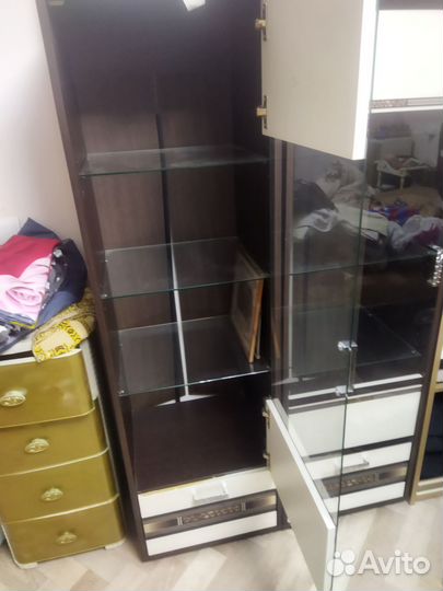 Шкаф распашной с полками