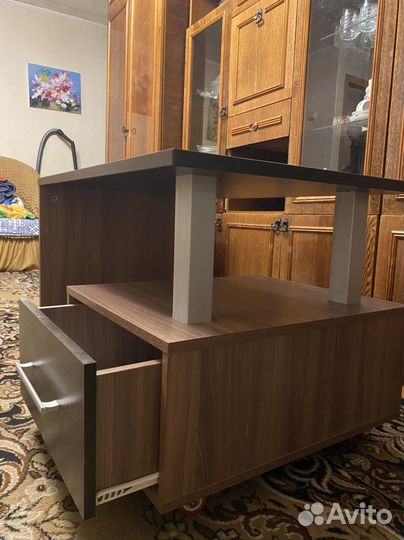 Журнальный столик на колесах