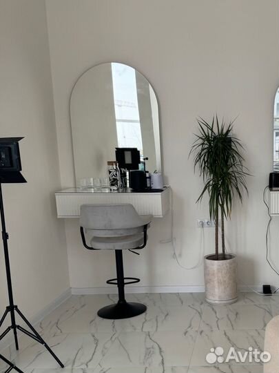 Стол для визажиста с подсветкой