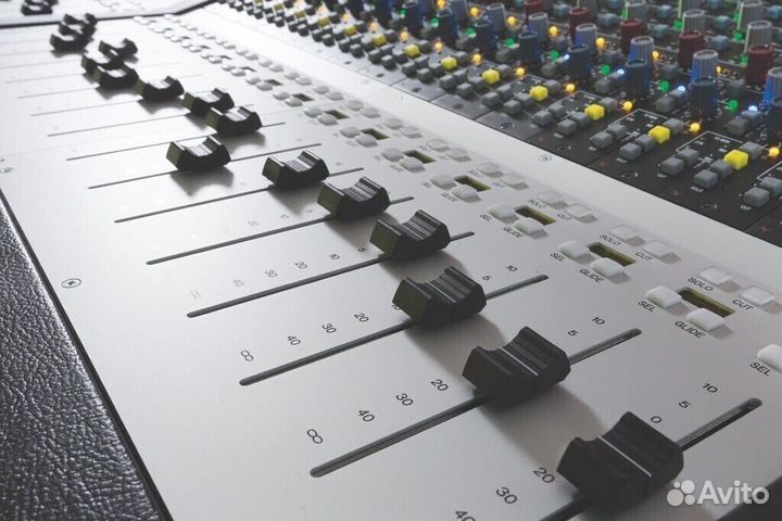 AMS Neve Genesys G96 (96 input, 48 fader) base con