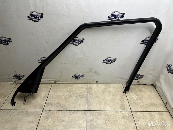 Рамка стекла двери передняя правая Land Rover