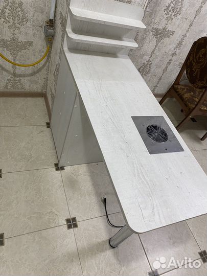 Маникюрный стол