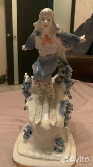 Статуэтка пионер лыжник