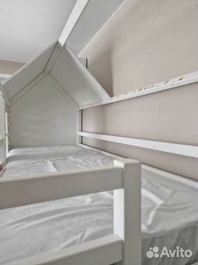 Детская двухярусная кровать домик + 2 матраса