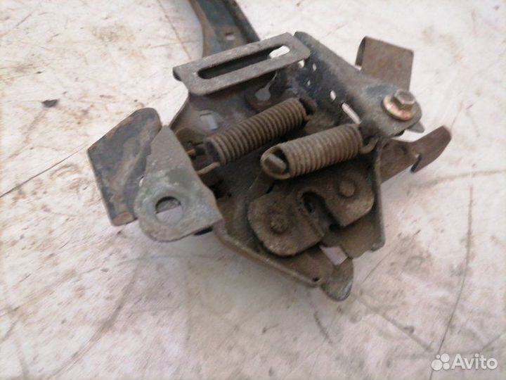 Замок капота с кронштейном Kia Sportage 1 FE-dohc