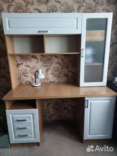 Письменный стол/ компьютерный стол
