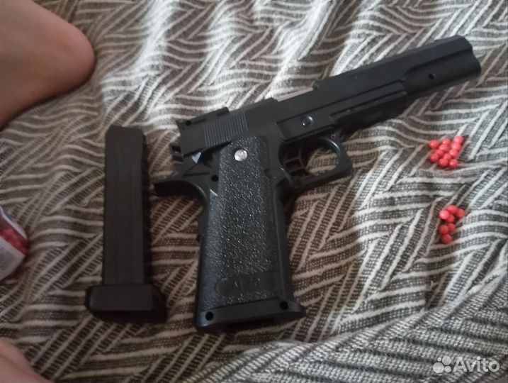 Пневматический пистолет с пулями